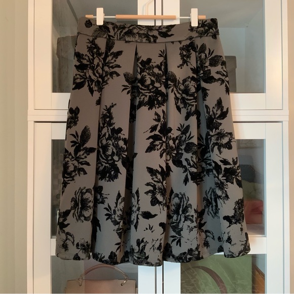 Faith & Joy Pleated Skirt Grey Silver Black Jacquard Pattern Size M - Picture 8 of 10